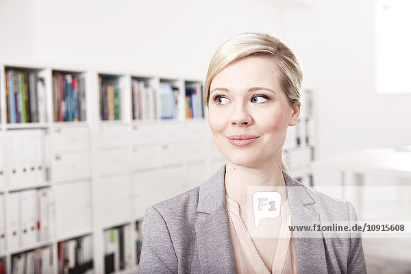 Porträt einer blonden Geschäftsfrau im Büro