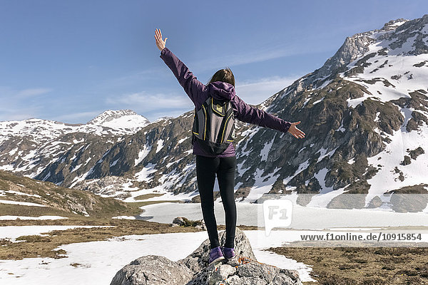 Spanien  Asturien  Somiedo  Frau stehend mit erhobenen Armen in den Bergen