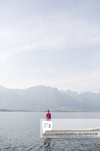 Italien  Lecco  junge Frau am See stehend