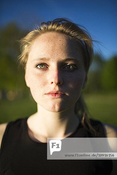 Porträt eines blonden Mädchens im Sonnenlicht