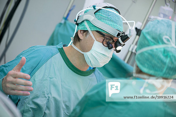 Herzchirurgen während einer Herzoperation  Wechsel der Operationshandschuhe
