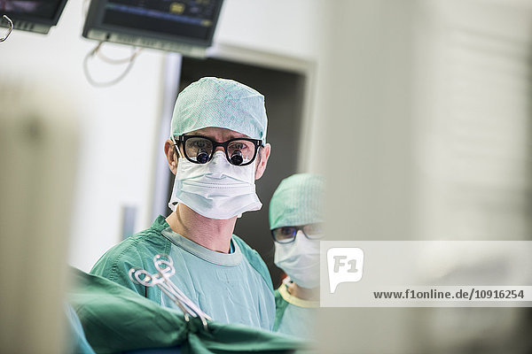 Chirurg und OP-Schwester im Operationssaal