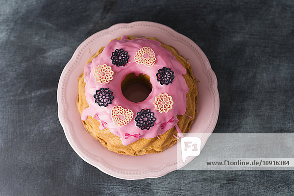 Ringkuchen mit rosa Glasur und Backdekor