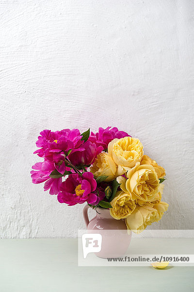 Blumenvase mit Pfingstrosen und Rosen