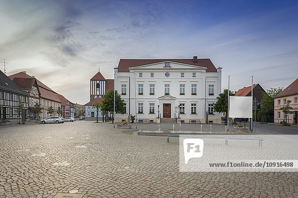 Deutschland  Brandenburg  Wusterhausen: Rathaus und Marktplatz mit Kunstinstallation und kleinem Brunnen