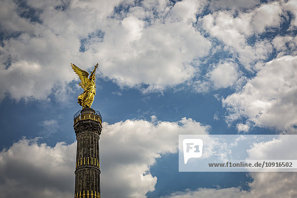 Deutschland  Berlin  Blick auf Siegessäule gegen bewölkten Himmel