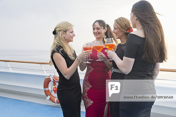 Vier Frauentoast mit Aperitif auf einem Kreuzfahrtschiff