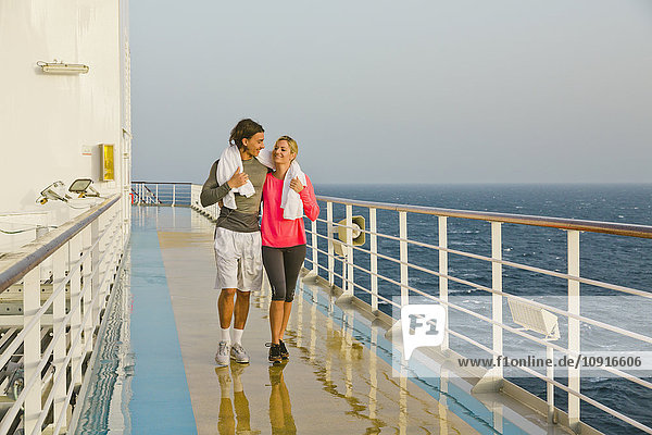 Paar im Morgenlicht auf einem Schiffsdeck  Kreuzfahrtschiff  Mittelmeer