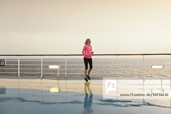 Junge Frau bei Übungen auf einem Schiffsdeck  Kreuzfahrtschiff  Mittelmeer