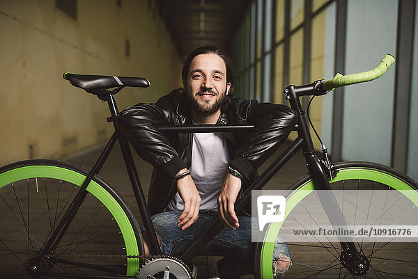 Lächelnder junger Mann mit Fixie Bike