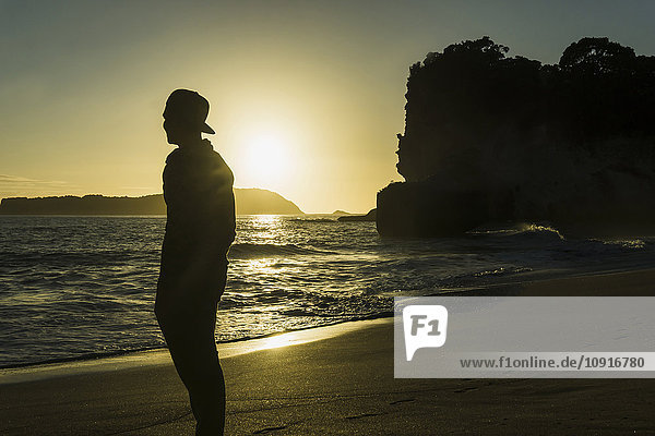 Neuseeland,  Wanganui,  Silhouette eines Mannes am Strand mit Blick aufs Meer