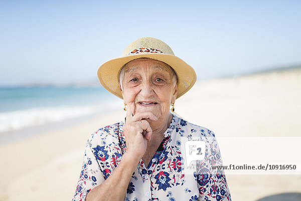 Porträt einer älteren Frau am Strand