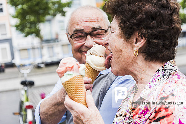 Seniorenpaar genießt das gemeinsame Essen von Eiscreme