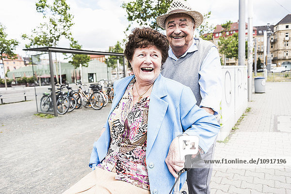 Glückliches Seniorenpaar mit Rollator