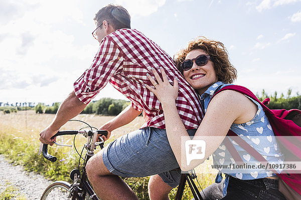 Glückliches junges Paar auf einer Fahrradtour