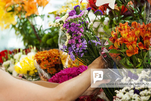 Frau kauft Blumen auf dem Markt  Teilansicht