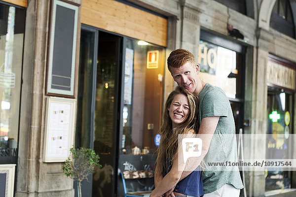 Glückliches Paar steht vor einem Coffee Shop