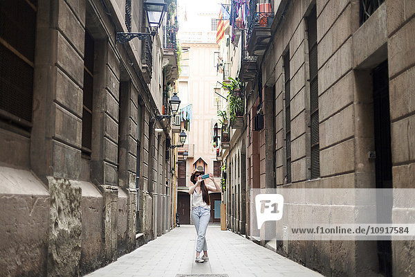 Junge Touristen entdecken Straßen von Barcelona mit dem Handy