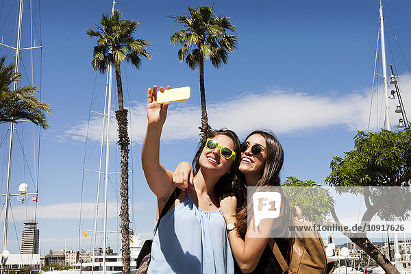 Spanien  Barcelomna  zwei beste Freunde nehmen Selfie mit Smartphone