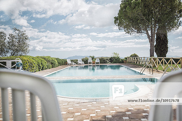 Italien  Toskana  Blick zum Schwimmbad