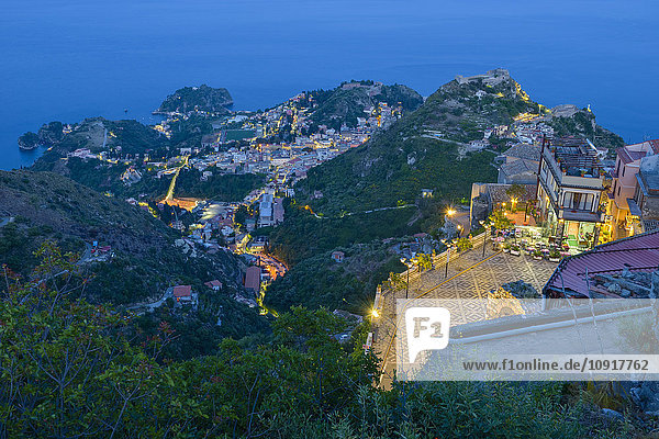 Italien  Sizilien  Blick vom Bergdorf Castelmola auf Taormina bei Nacht