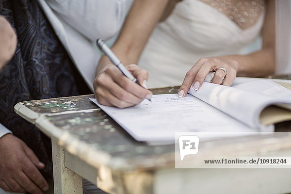 Braut unterzeichnet Ehe