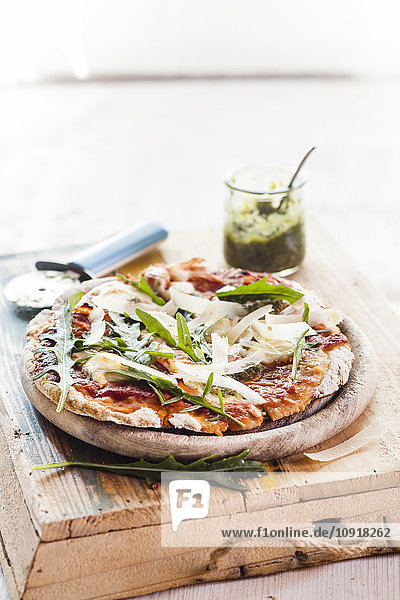 Hausgemachte glutenfreie Pizza mit Mozzarella  Rucola-Pesto  Parmesan und frischer Rucola