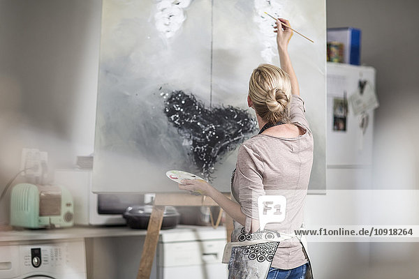 Frauenmalerei auf Leinwand im heimischen Atelier