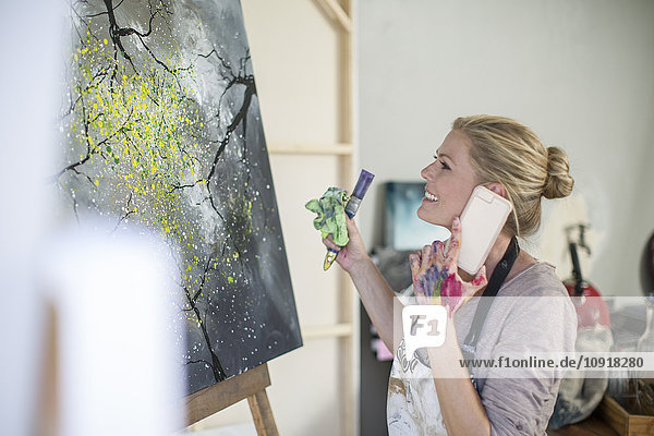 Malerin vor der Leinwand  Smartphone