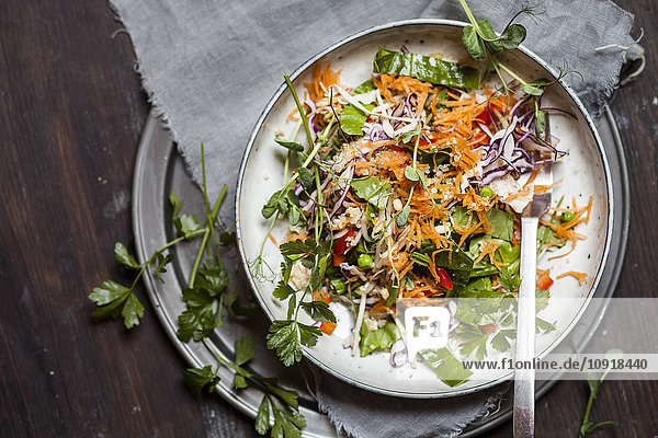 Regenbogensalat mit Spinatblättern  Erbsen  Karotten  Mungbohnensprossen  Quinoa  Parsly  Erbsensprossen  Rotkohl