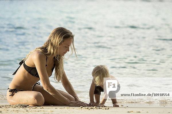 Thailand  Mutter und Sohn am Strand