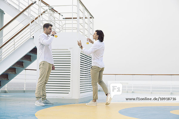 Zwei junge Männer trinken Bier auf einem Kreuzfahrtschiff