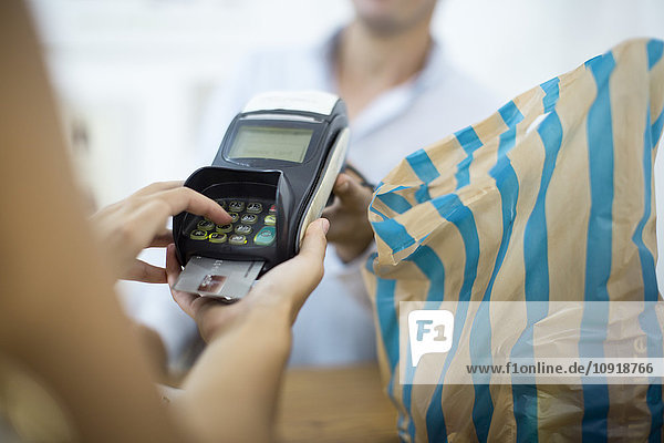 Bezahlen mit Kreditkarte im Geschäft