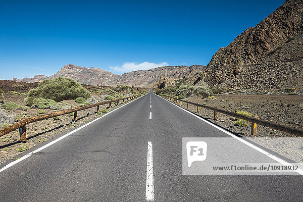 Spanien  Teneriffa  leere Straße in der Region El Teide