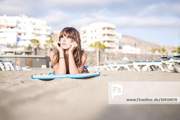 Spanien  Tenerifa  junge Frau am Strand liegend