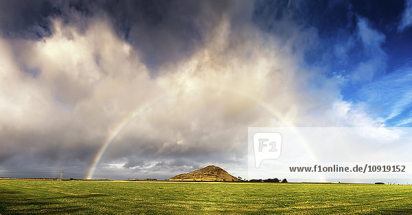 UK  Schottland  East Lothian  Regenbogen über North Berwick