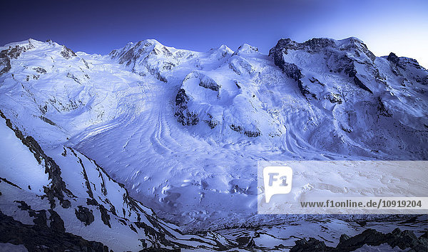 Schweiz  Zermatt  Gorner Ridge Gletscher  blaue Stunde