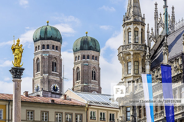 Deutschland  Bayern  München  Blick auf Marienplatz  Mariensäule und Dom der Muttergottes und neues Rathaus rechts