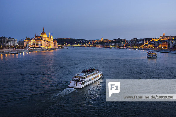 Ungarn  Budapest  Touristenschiffe auf der Donau  Parlamentsgebäude im Hintergrund