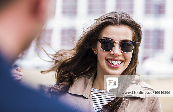 Glückliche junge Frau mit Sonnenbrille  Portrait