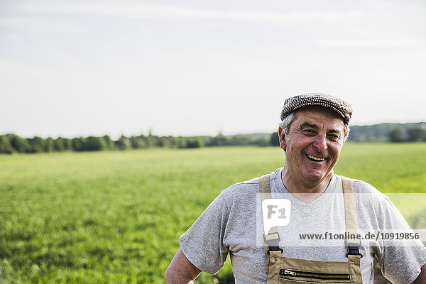 Porträt eines lächelnden Bauern auf einem Feld