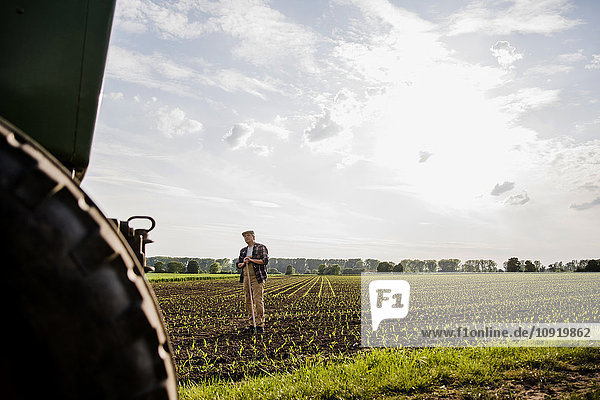 Bauer auf einem Feld stehend