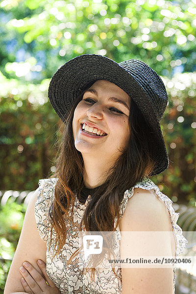 Lächelnde junge Frau mit Hut