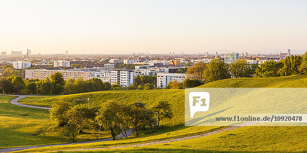 Deutschland  München  Blick auf das Stadtbild mit Park im Vordergrund