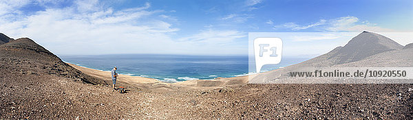 Spanien  Kanarische Inseln  Fuerteventura  Barlovento  Wanderer auf der Passhöhe Degollada de Pecenescal