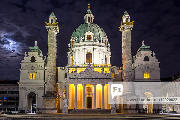 Österreich  Wien  Karlskirche bei Nacht