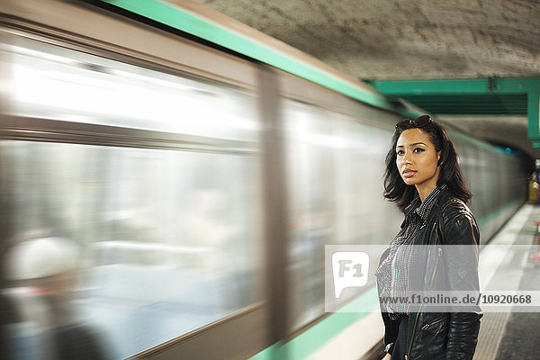 Frankreich  Paris  junge Frau im U-Bahnhof