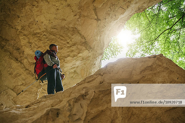Serbien  Rakovac  junger Mann beim Wandern  Höhle  verlassener Steinbruch