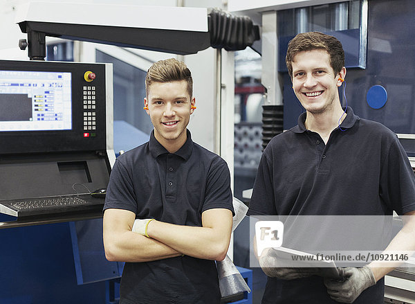Portrait lächelnde Arbeiter mit digitalem Tablett in der Stahlfabrik