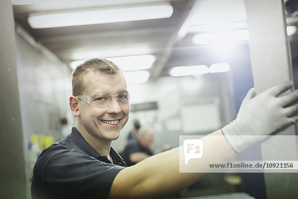 Porträt eines lächelnden Arbeiters im Stahlwerk